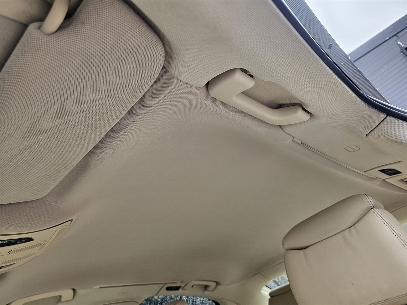 Plafon auto refăcut, întins uniform, într-un interior bej