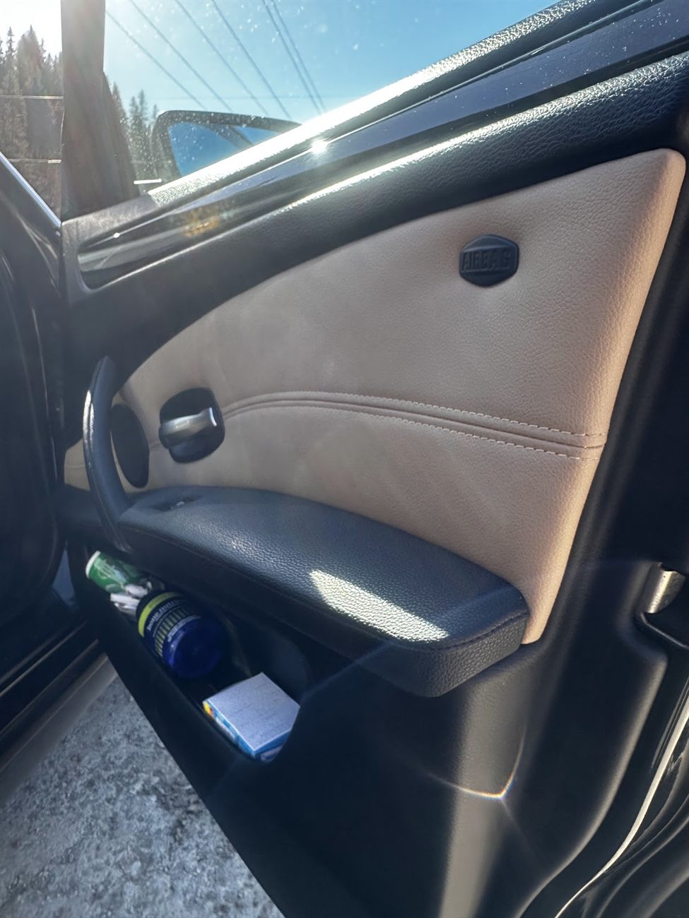 Față de ușă auto retapițată în piele bej, cu cusătură contrastantă