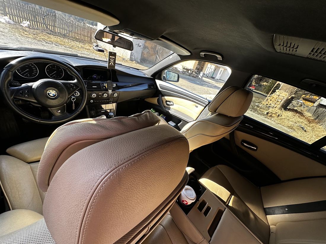 Interior de BMW cu scaune și fețe de uși în piele bej