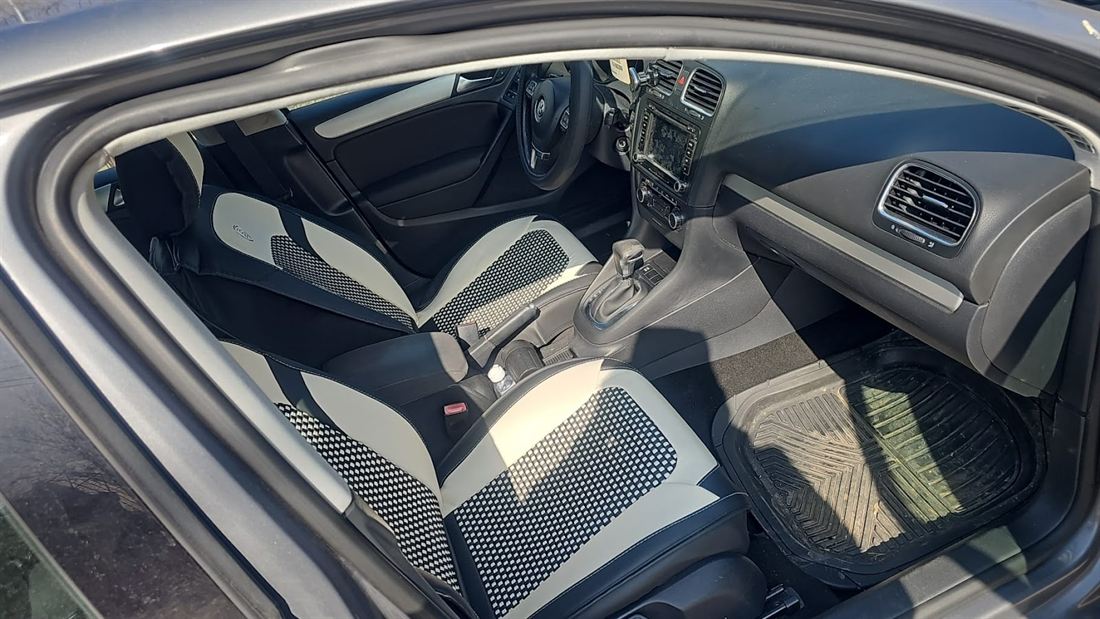 Interior de Volkswagen Golf 6 cu tapițerie bicoloră și inserții perforate