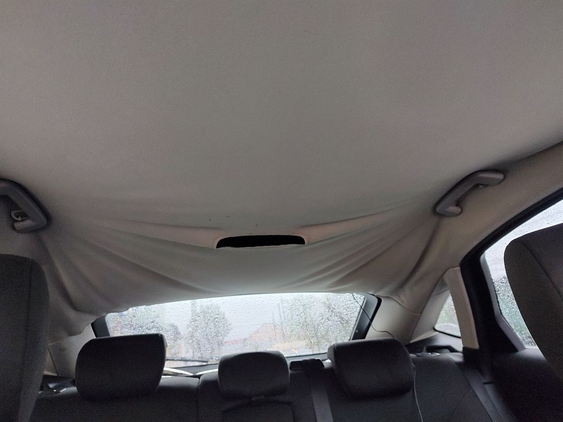 Plafon auto dezlipit, materialul atârnând deasupra banchetei